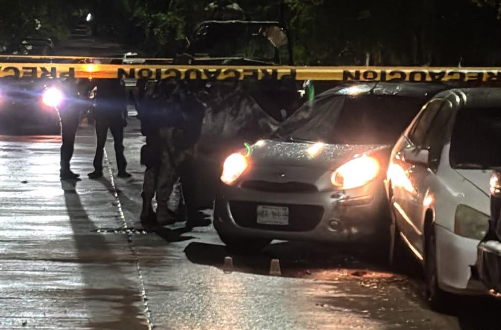 $!Atentado deja un hombre muerto y una mujer herida dentro de un vehículo en Alturas del Sur, en Culiacán