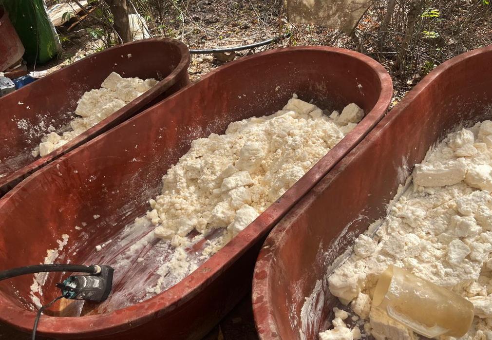 $!Ejército desmantela laboratorio clandestino y nueve centros de insumos en Sinaloa; aseguran toneladas de químicos