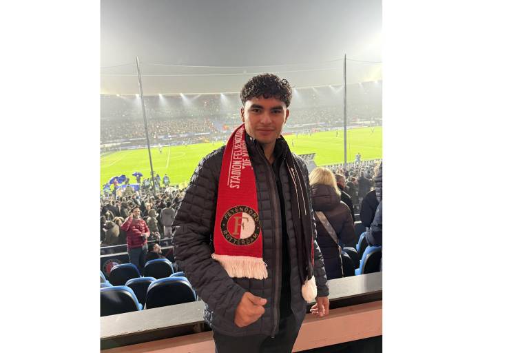 Stephano Carrillo brilla en la pretemporada del Feyenoord, pero su futuro sigue abierto