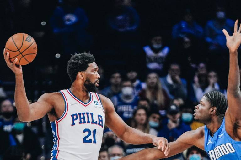 Sixers derrotan a Orlando con 50 puntos de Joel Embiid