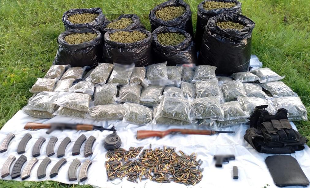 $!Ejército decomisa arsenal y más de 170 kilos de droga en Badiraguato