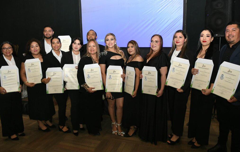 $!Egresados de Maestría y Doctorado de la Universidad Pedagógica del Estado de Sinaloa, Unidad Mazatlán, se toman la fotografía del recuerdo.