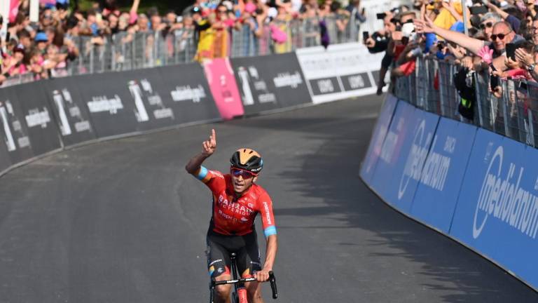 Santiago Buitrago llega victorioso a la meta.