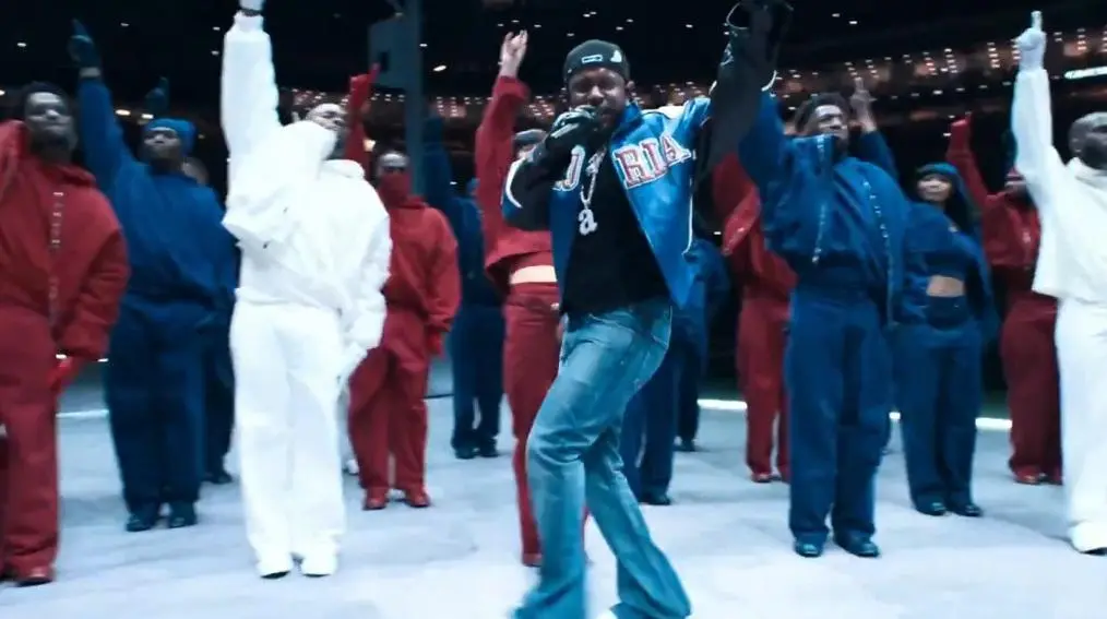 $!El rapero con el cuerpo de bailarines.