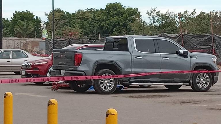 En el estacionamiento de un supermercado ubicado sobre la avenida Clouthier, en el sector El Conchi, en Mazatlán, fue atacado y asesinado un agente de la Fiscalía General del Estado.