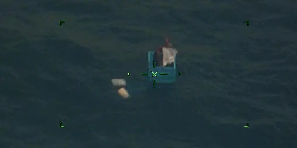 $!Rescatan a dos pescadores tras quedar a la deriva sobre una hielera en las costas de Chiapas