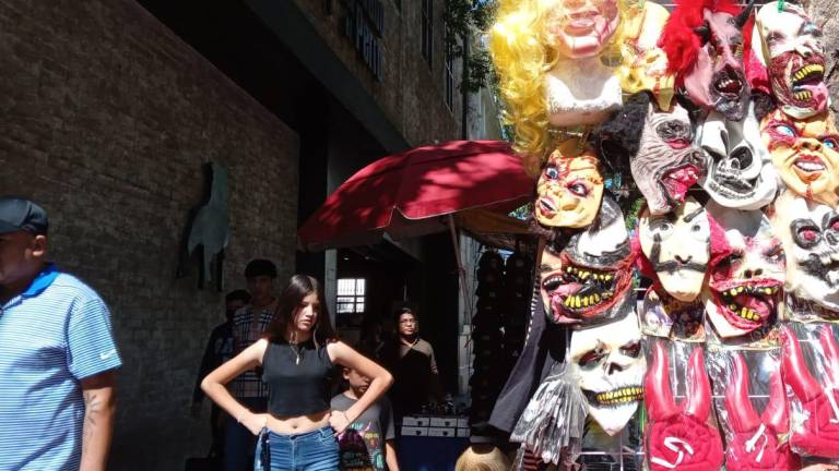 Comerciantes del Centro de Culiacán ofertan disfraces y decoraciones para Halloween