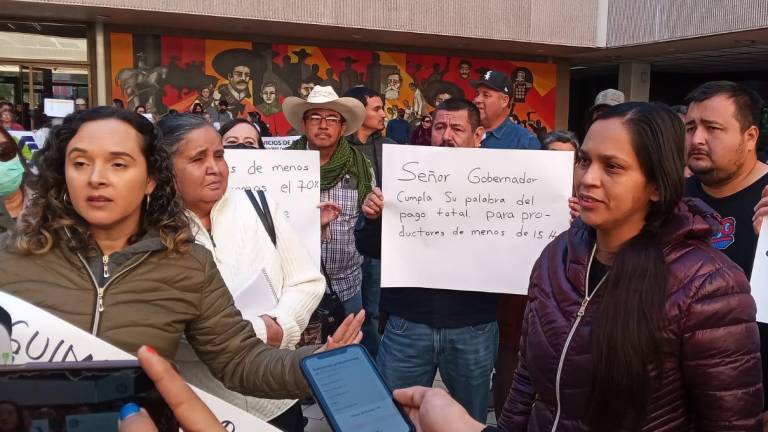 Productores de menos 10 hectáreas se manifiestan en el Palacio de Gobierno de Sinaloa