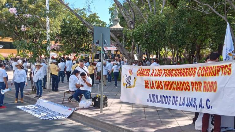 Sindicalizados de diferentes instituciones se manifestaron en la Plazuela Álvaro Obregón.