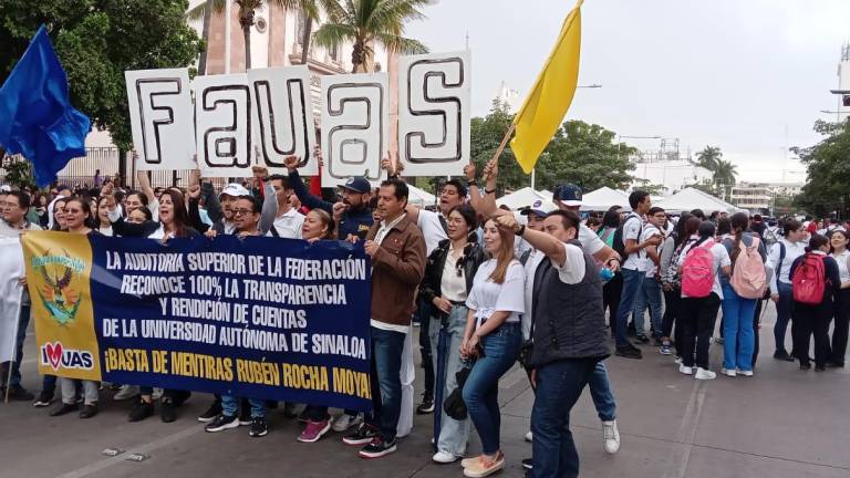 Moviliza la UAS a su personal y toma la avenida Obregón en Culiacán