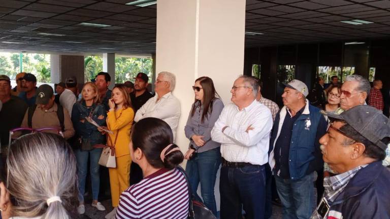 En la manifestación de este lunes, un grupo de 30 productores esperaba que arribaran representantes de las bodegas privadas.