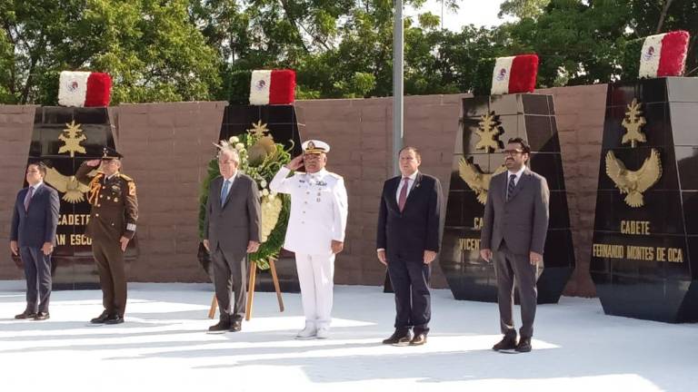 Acude Gobernador a monumento de los Niños Héroes de Chapultepec