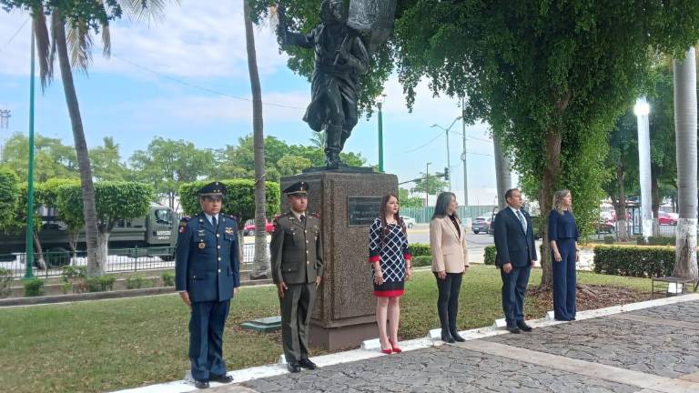 El Gobierno de Sinaloa realizó el izamiento de bandera a media asta y posterior guardia de honor en conmemoración del aniversario luctuoso de Miguel Hidalgo y Costilla.