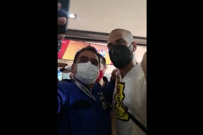 Dani Alves es recibido por una multitud a su llegada a México