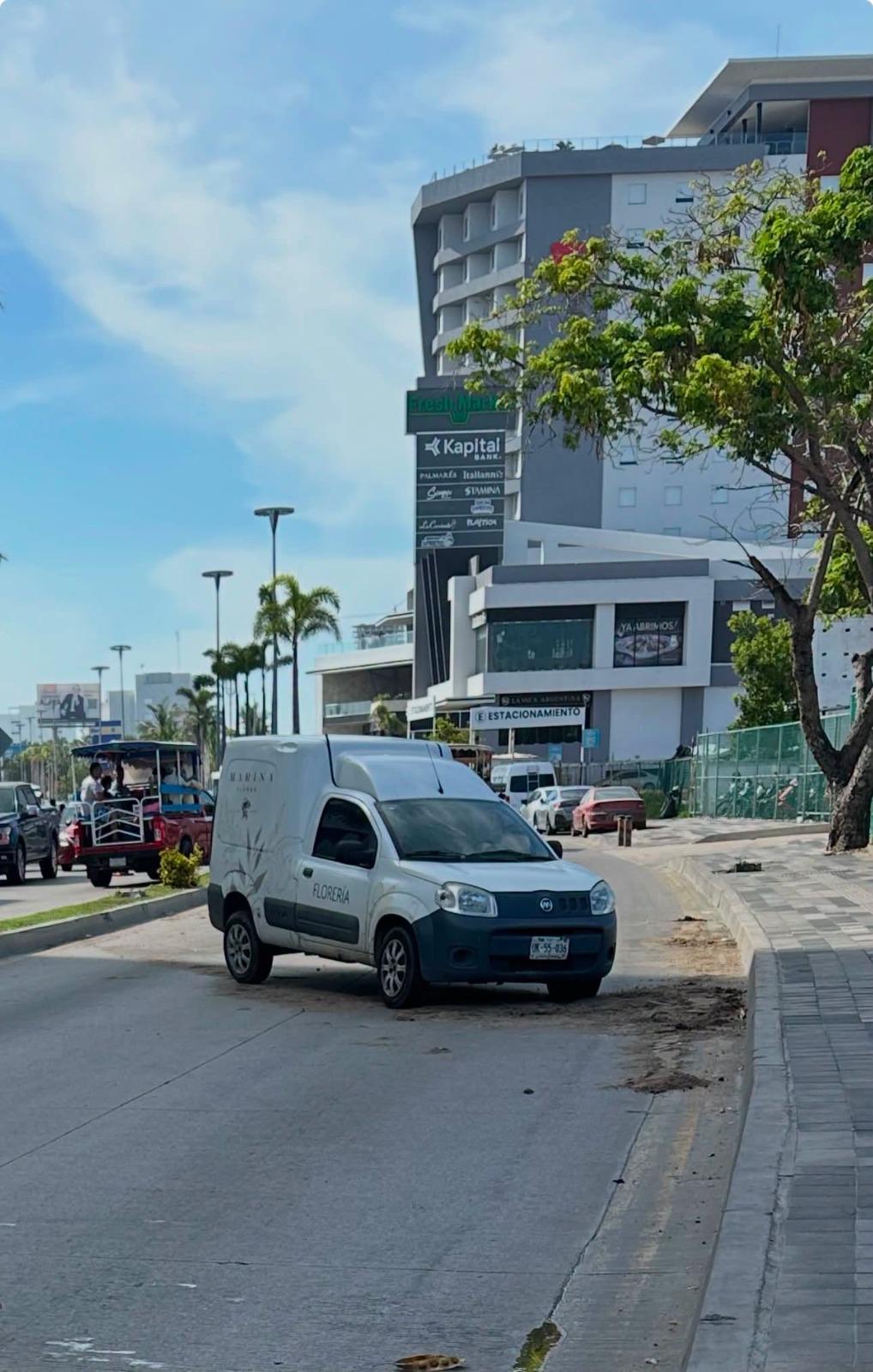 $!Cierran vialidad en zona hotelera de Mazatlán por derrame de gasolina de un vehículo