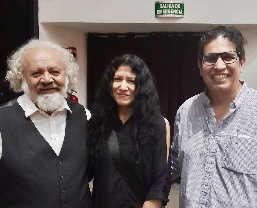 $!Jael Álvarez y Juan Mendoza felicitaron al maestro Arriaga.