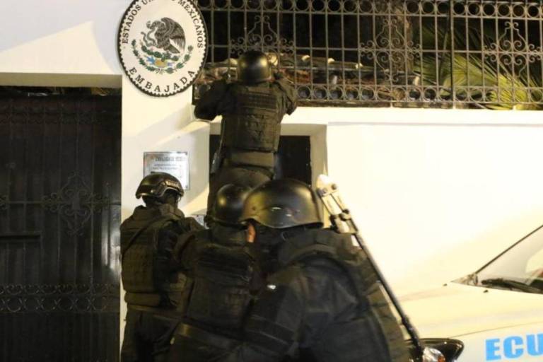AMLO ordena suspender relaciones diplomáticas con Ecuador tras irrupción a Embajada mexicana