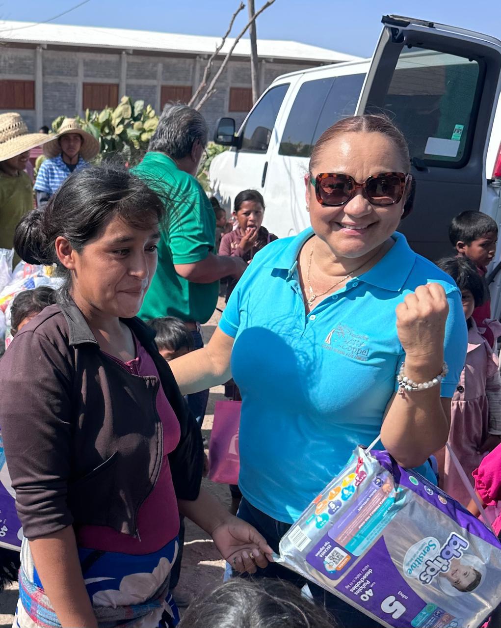 $!Una madre de familia recibe pañales de manos de Karina García.