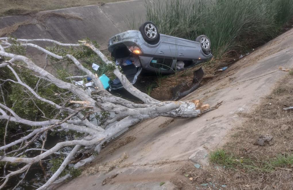 $!Auto se sale del camino y termina volcado en canal pluvial de Mazatlán
