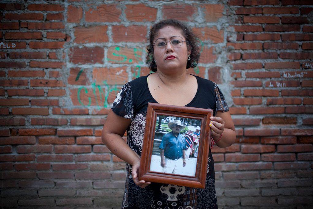$!Blanca Esthela González sostiene la foto de su esposo, Celedonio Monroy. El 23 de octubre de 2012, hombres armados lo sacaron de su casa en la Sierra de Manantlán, Jalisco. Desde entonces está desaparecido.