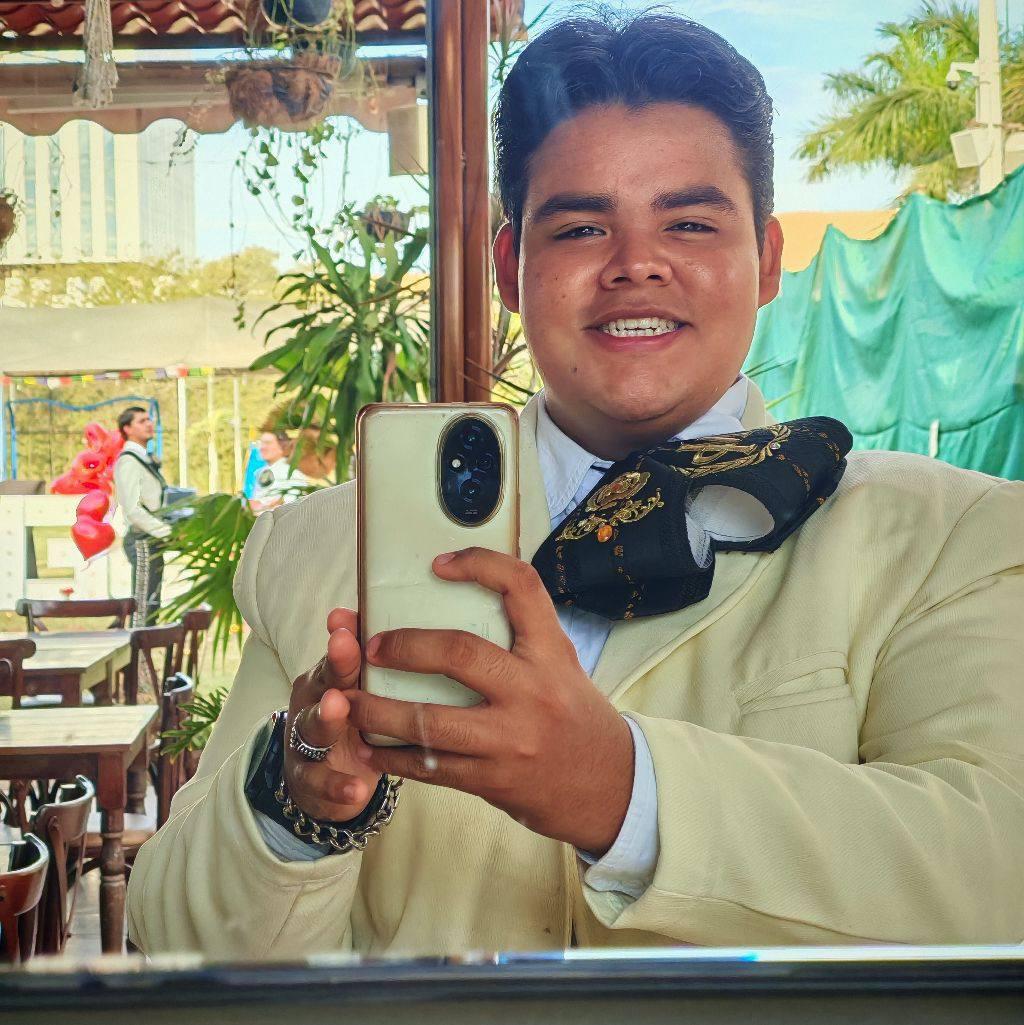 $!A Ángel le gustaría grabar un disco con mariachi.