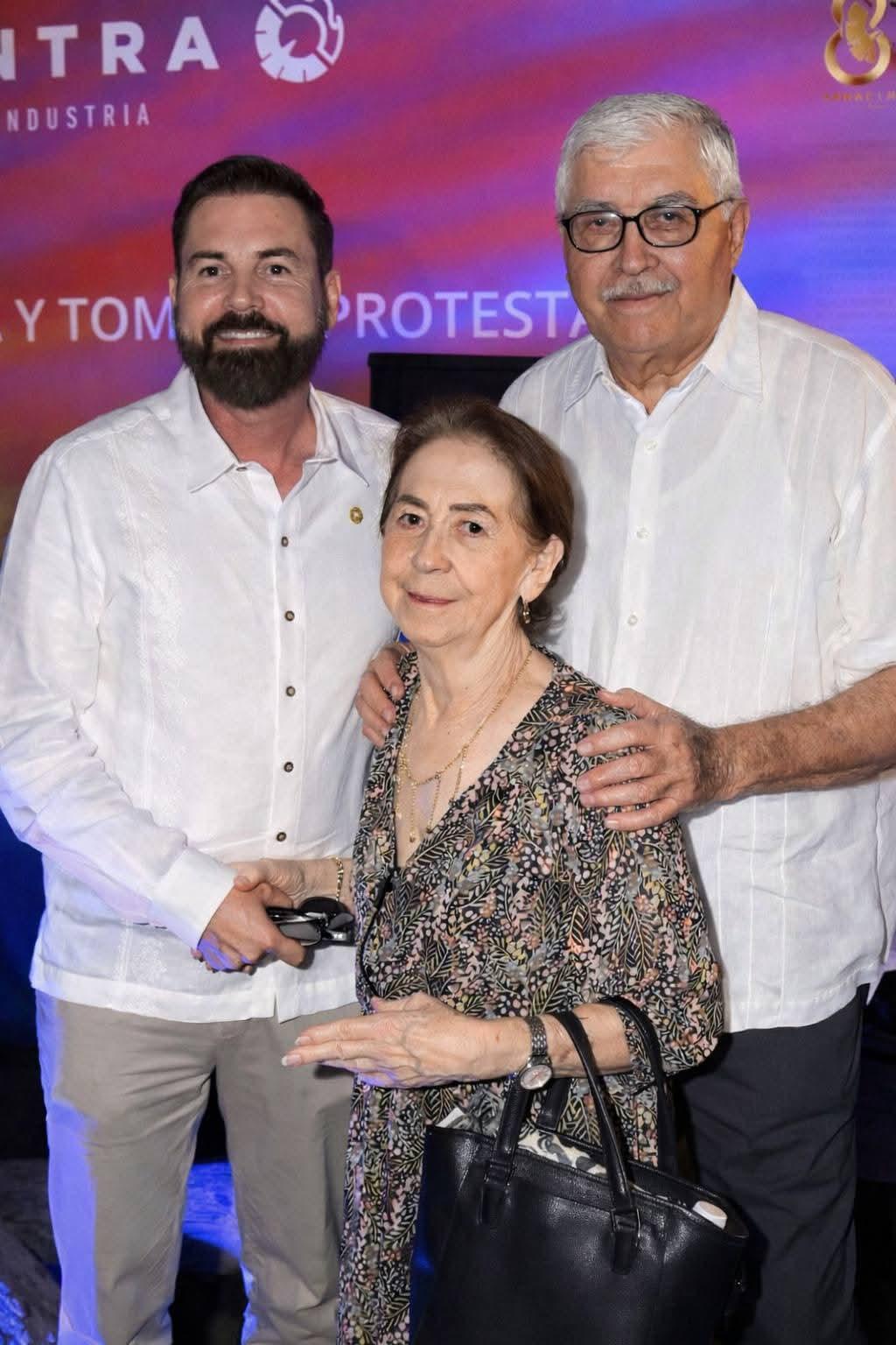 $!El presidente saliente, Sergio Rojas Velarde, junto a sus padres, Elia Velarde y Arnoldo Rojas.
