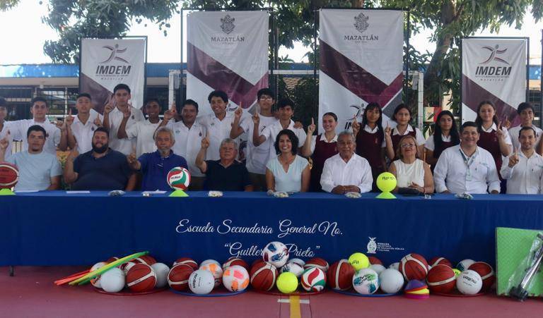 Entregan premio a la mejor escuela de la Olimpiada Deportiva Estudiantil