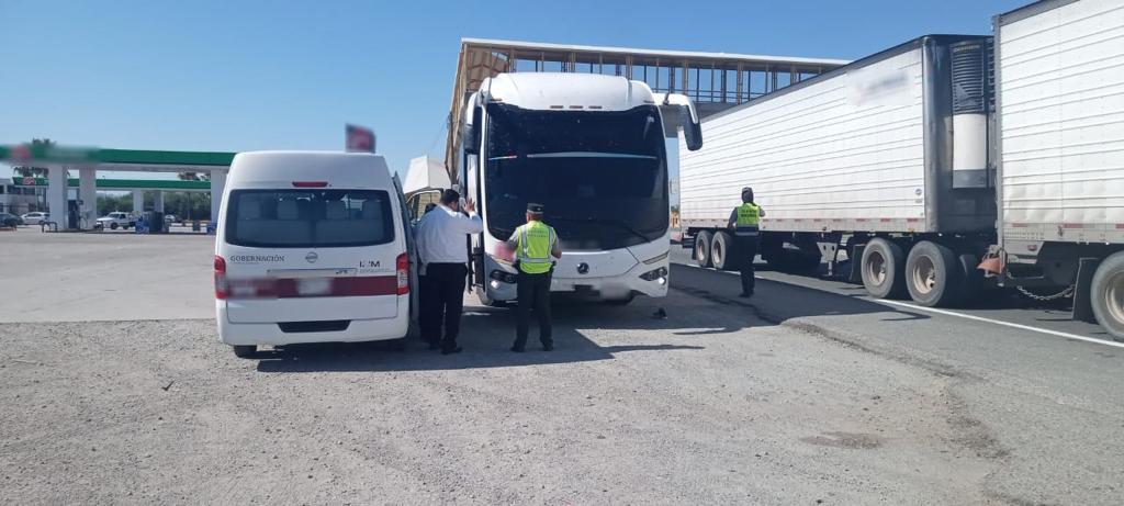 $!Auxilia Guardia Nacional y el INM a 520 migrantes en carreteras de Sonora