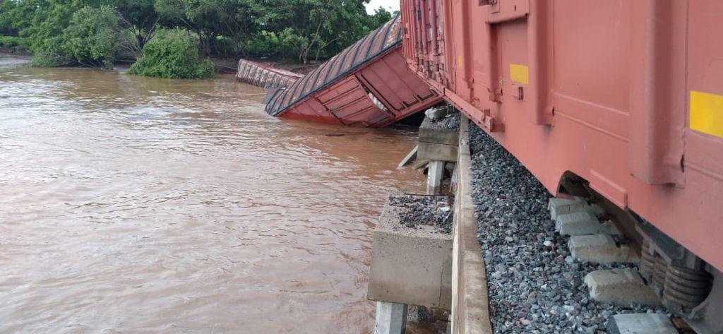 $!Por lluvias de ‘Nora’ descarrila tren cerca de Las Labradas, San Ignacio