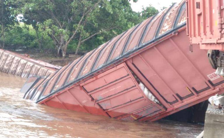 Por lluvias de ‘Nora’ descarrila tren cerca de Las Labradas, San Ignacio
