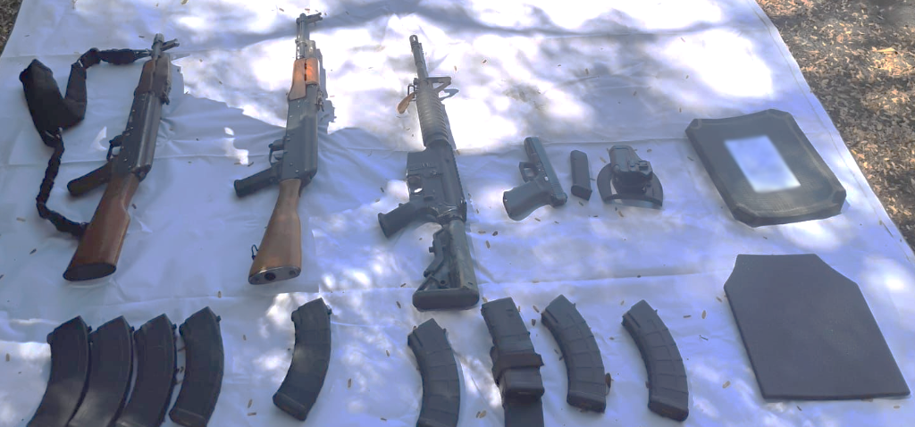 $!Fuerzas federales desmantelan laboratorios, recuperan vehículos y decomisan arsenal, en Culiacán