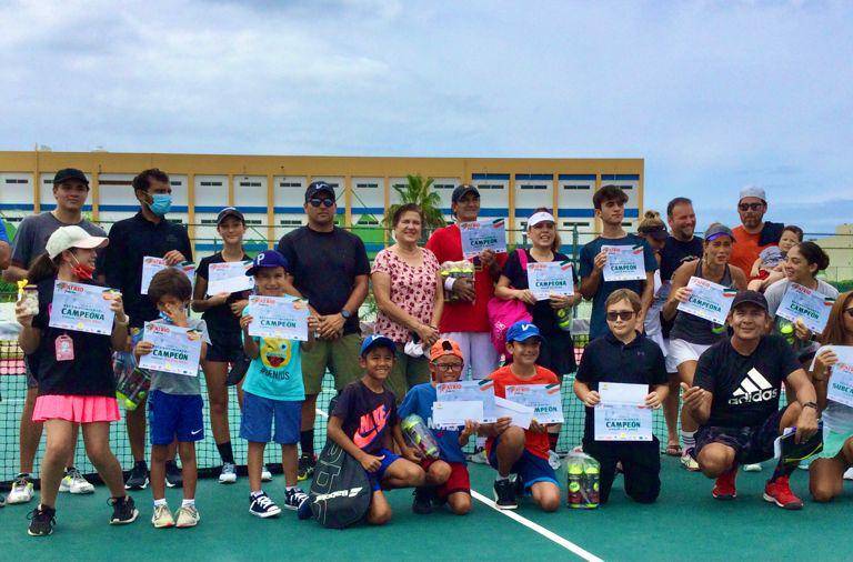 Premia a ganadores del Torneo de Tenis Patrio