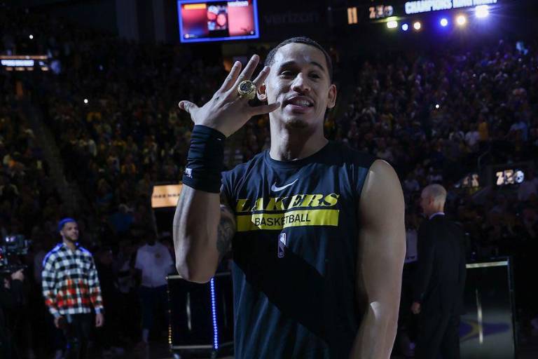 Juan Toscano regaló boletos de los Lakers a niño por su cumpleaños
