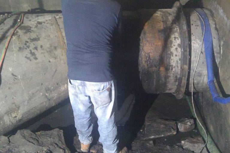 Tubería que lleva el drenaje a planta El Crestón presenta fisura; en algunas zonas hay escurrimientos