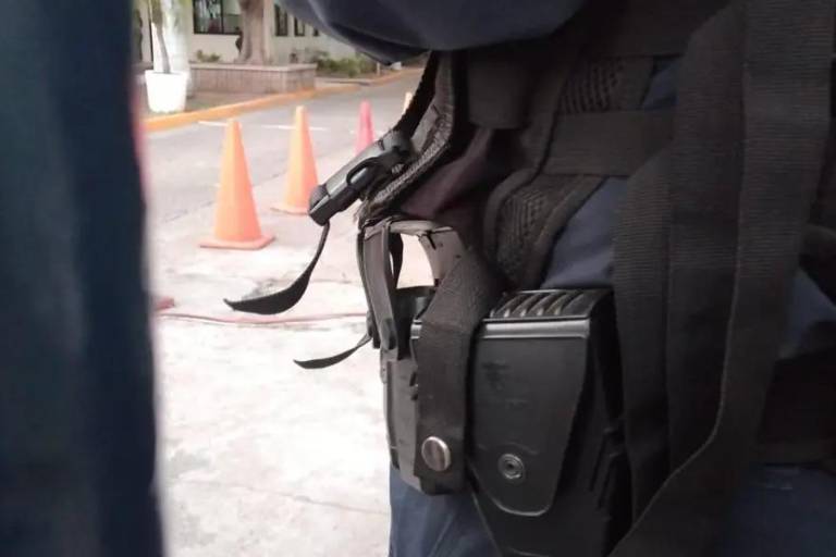 Autoridades se están tardando en permitir que policías usen su arma en descansos para protegerse: Abogado