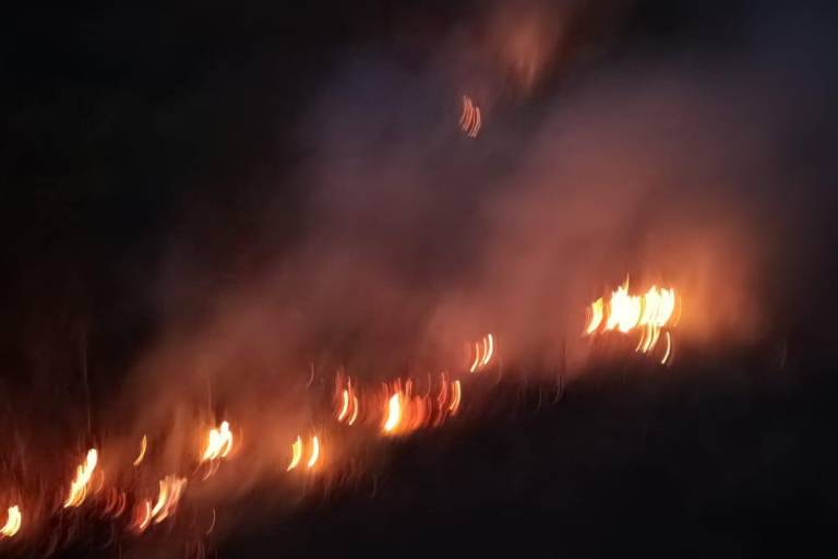 Reportan que sigue prendido el fuego en el cerro El Águila, en Chirimoyos y Potrerillos, en la sierra de Concordia