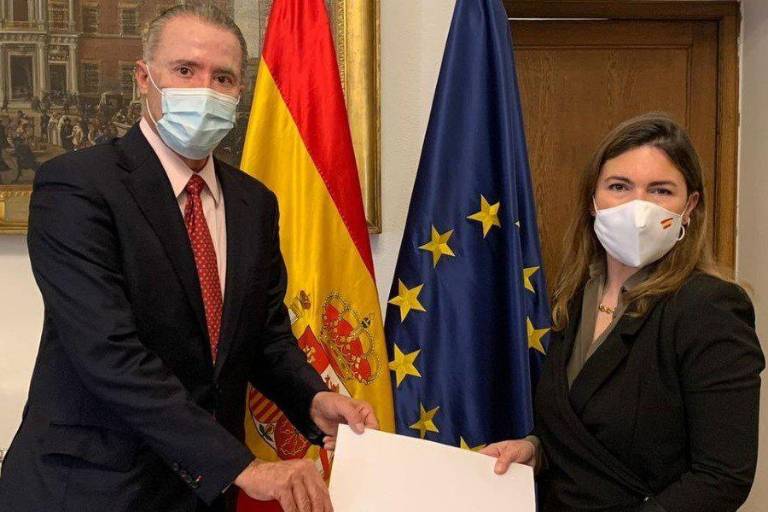 Quirino Ordaz entrega copias de sus credenciales como Embajador de México en España