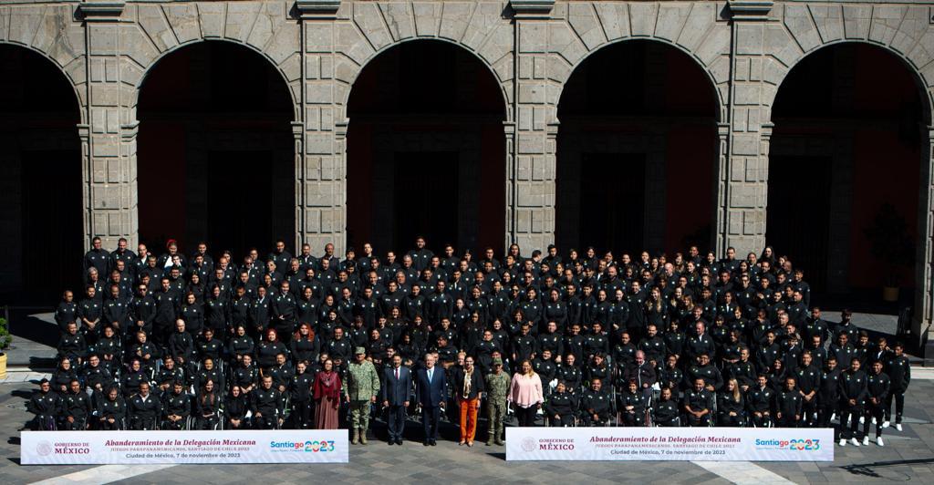 $!AMLO abanderó a delegación de Parapanamericanos para Santiago 2023