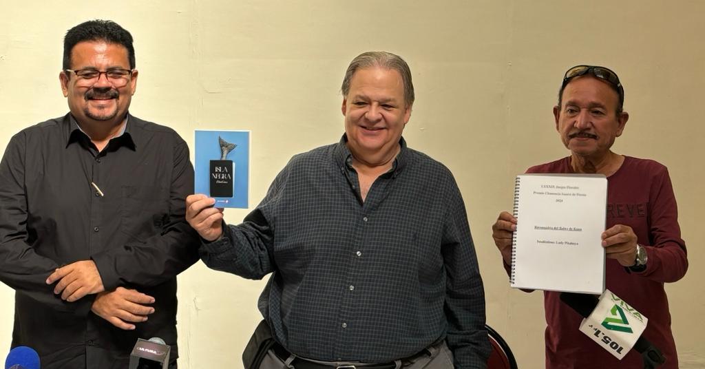 $!Juan José Rodríguez, Raúl Rico y Esteban Peraza “El Bacho” dan a conocer los resultados de los certámenes literarios.