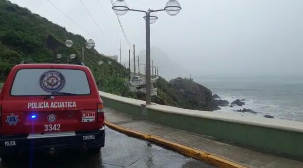 $!Por mal tiempo, cierran playas en Mazatlán