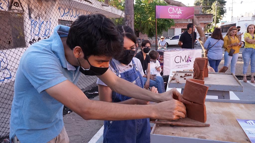 $!En el evento se dio una muestra de cómo trabajar con barro.
