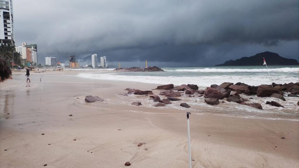 $!Por mal tiempo, cierran playas en Mazatlán