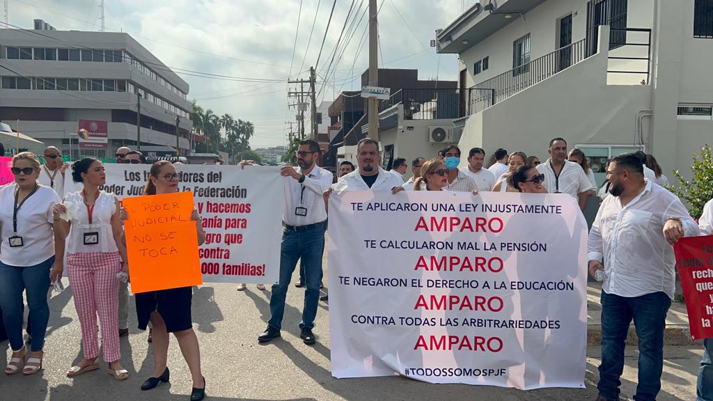 $!Protestan trabajadores del PJF en Mazatlán por reducción al presupuesto y a fideicomisos