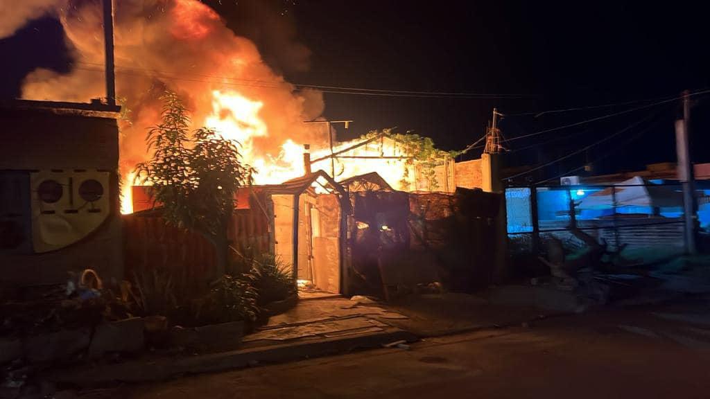 $!Incendio en una vivienda de lámina en Valles del Ejido.