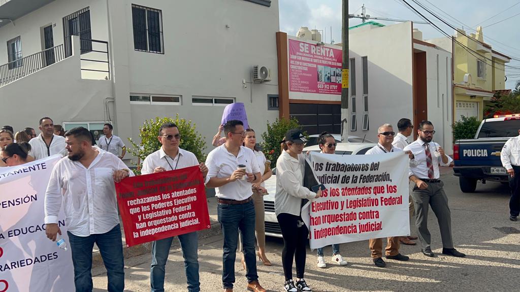 $!Protestan trabajadores del PJF en Mazatlán por reducción al presupuesto y a fideicomisos