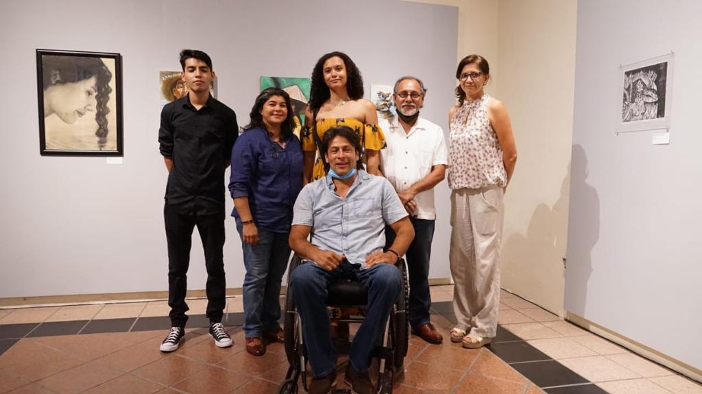 $!La alumna graduada entre sus profesores del CMA.