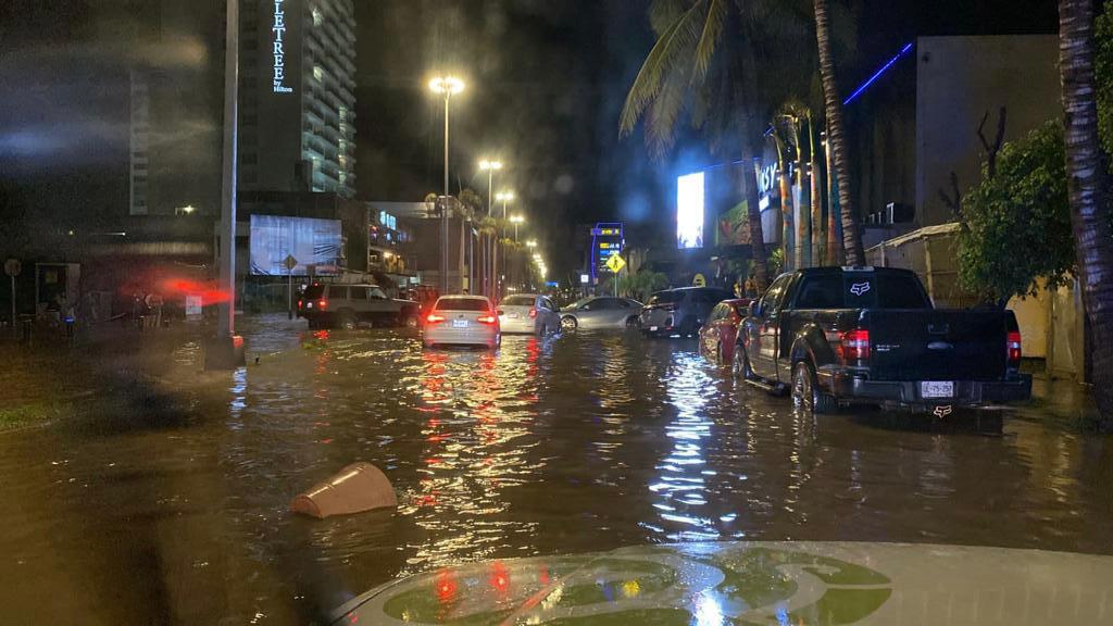 $!Por lluvias, rescatan a 81 personas en 20 colonias de Mazatlán; zona norte, la más afectada