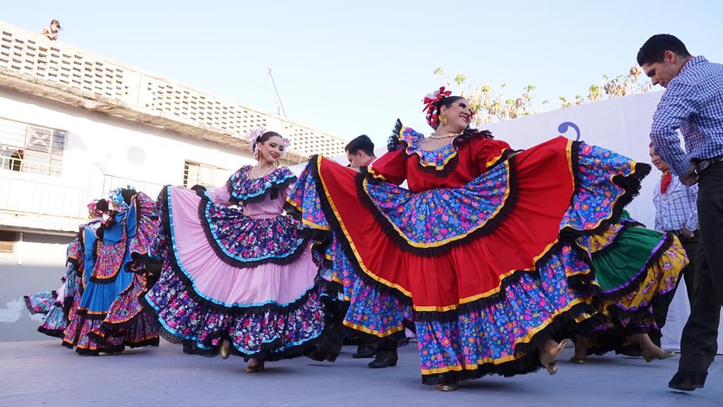 $!El Ballet Folklórico El Mazatleco, dirigido por el maestro Gualberto Castro, deleitó al público con sus coreografías.