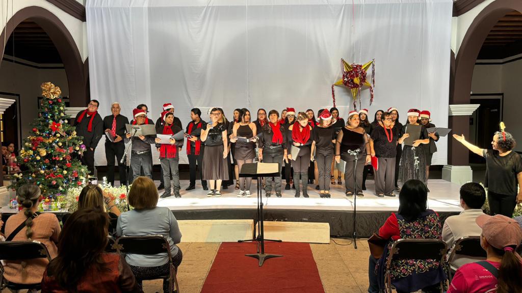 $!El taller de Coro Juvenil y Adulto durante su concierto navideño.