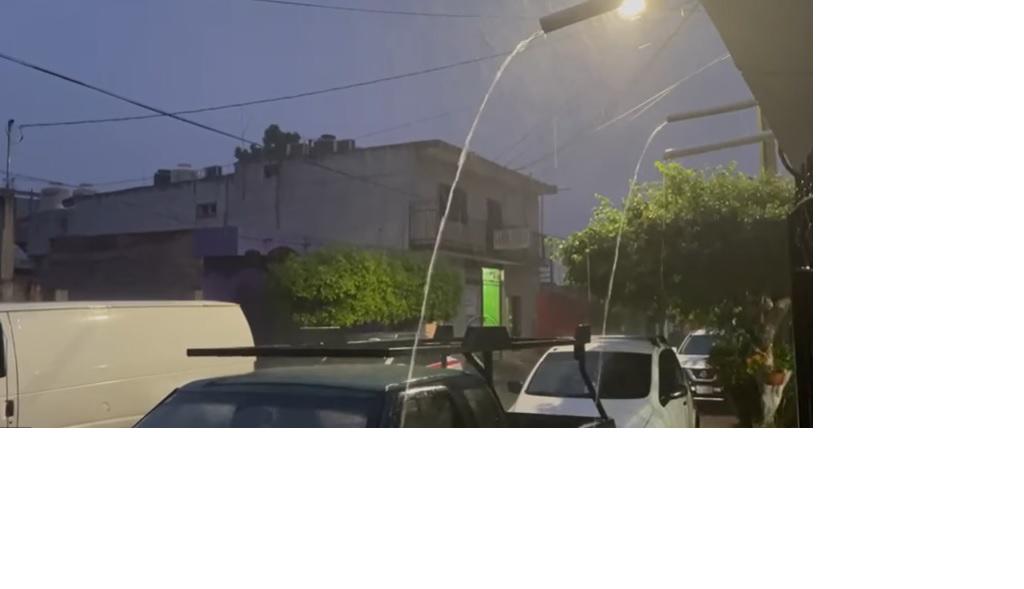 $!Cae fuerte lluvia y tormenta eléctrica en Escuinapa y Rosario; en Mazatlán empieza la llovizna